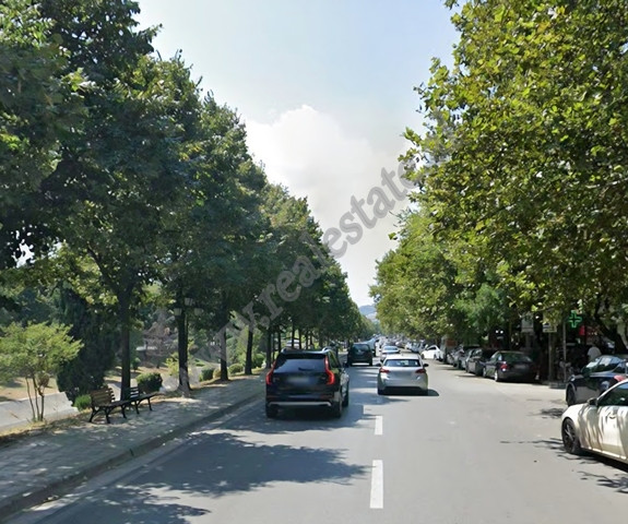 Ambient tregtar per shitje ne Bulevardin Zhan D'Ark ne Tirane